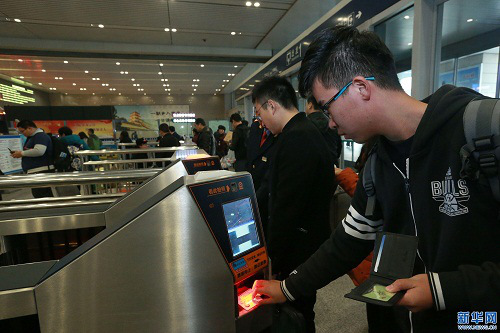 今后前来岳阳东站乘车的旅客,进站可不用走人工检票通道