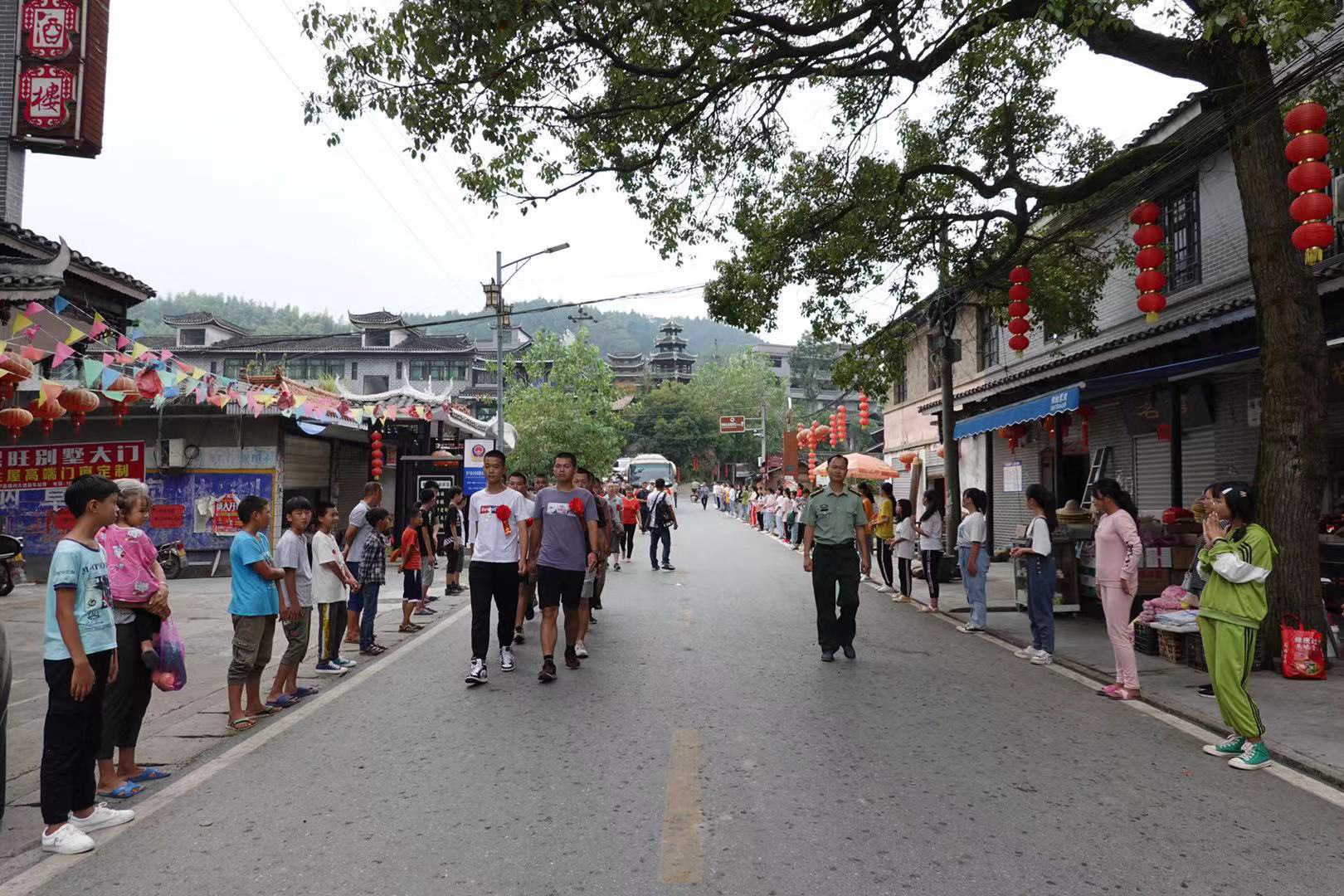 绥宁寨市:红色古镇隆重欢送10名苗侗青年光荣入伍