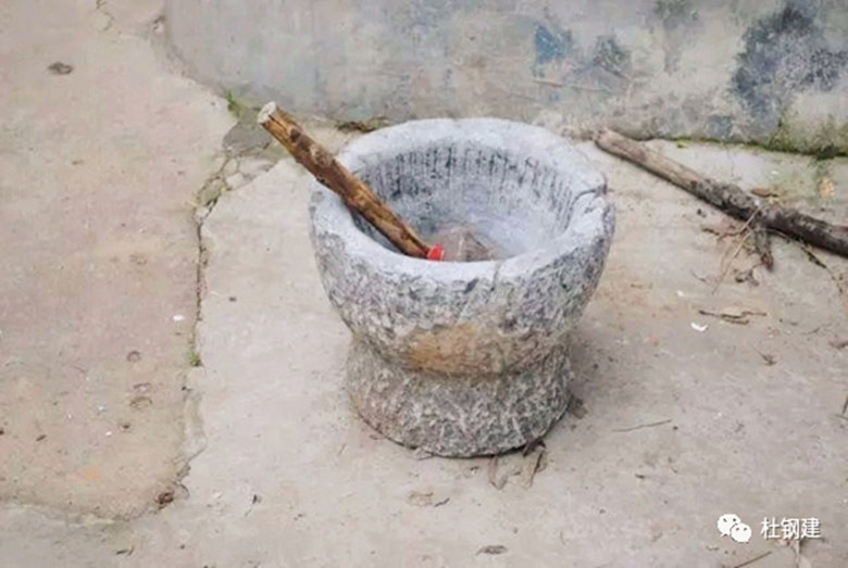 臼 是 舂米 的器具,用石头或木头制成,中间凹下. 《说文》: 臼,舂也.